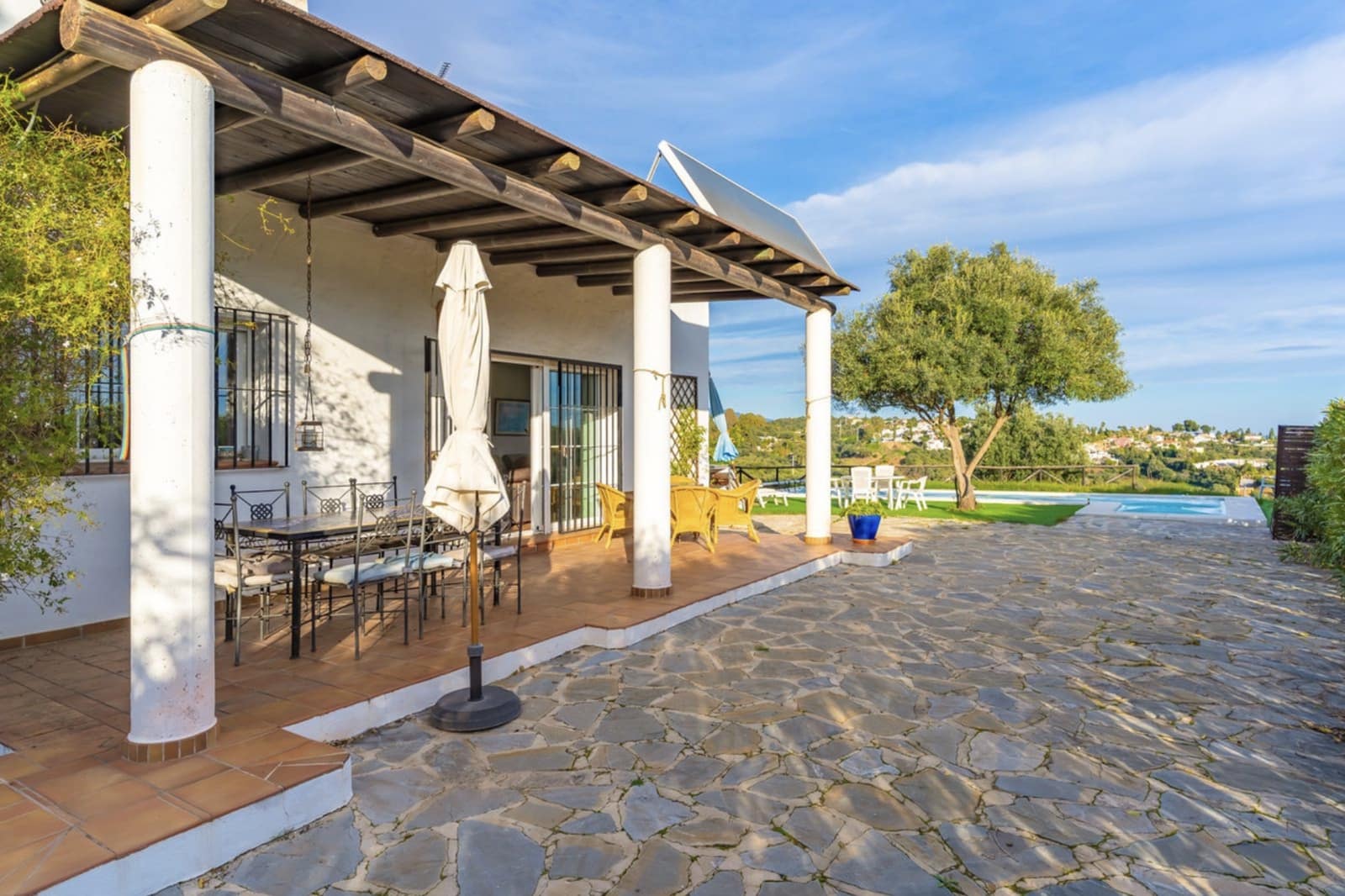 4 sovrum Villa till salu i Estepona med pool garage - 1 300 000 € (Ref: 9599241)