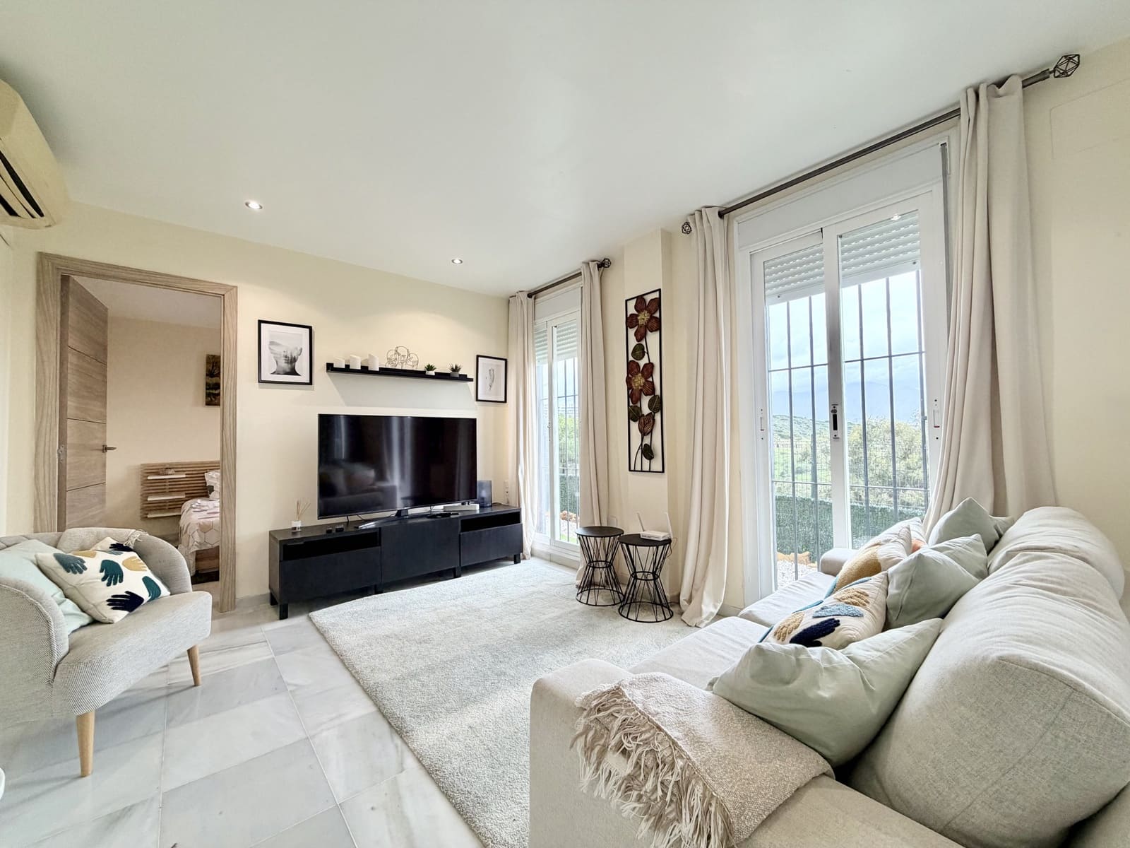 3 bedroom Apartment for sale in La Duquesa / Puerto de la Duquesa with pool - € 330,000 (Ref: 9604834)