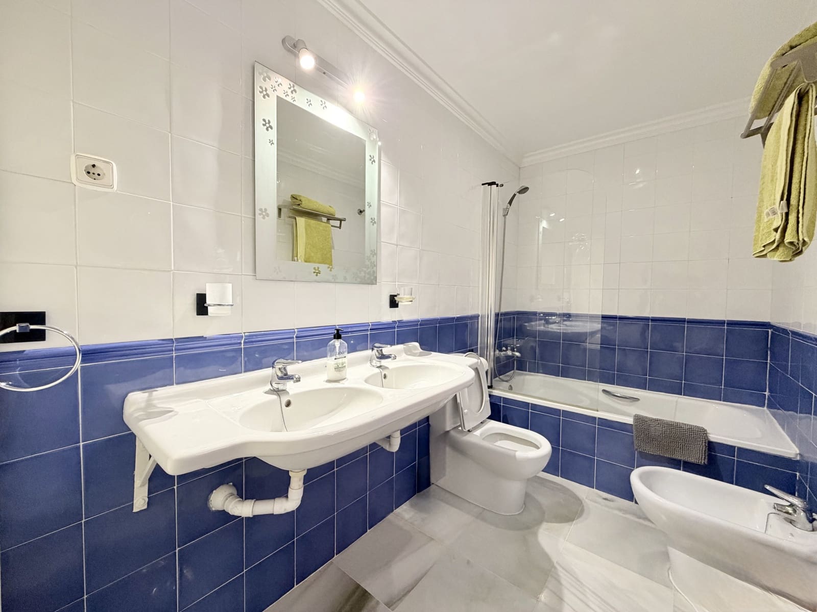 3 bedroom Apartment for sale in La Duquesa / Puerto de la Duquesa with pool - € 330,000 (Ref: 9604834)