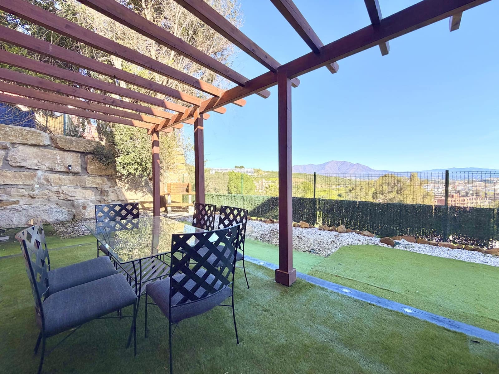 3 bedroom Apartment for sale in La Duquesa / Puerto de la Duquesa with pool - € 330,000 (Ref: 9604834)