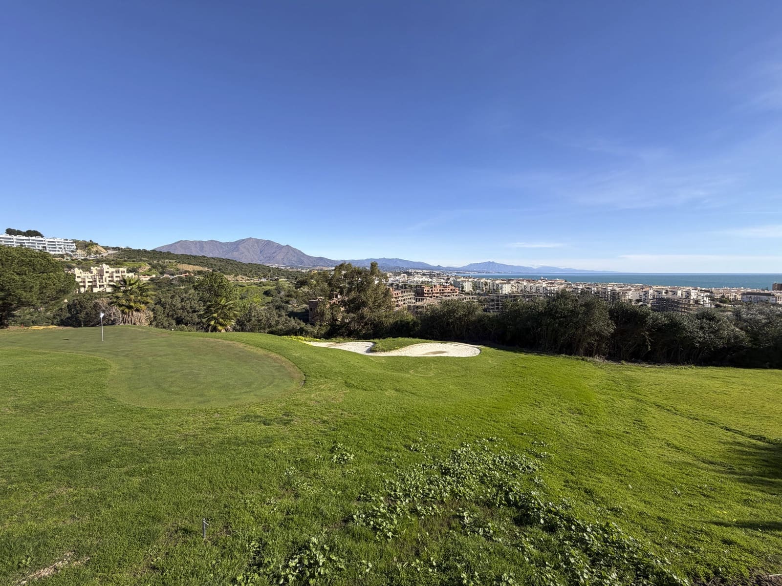 3 bedroom Apartment for sale in La Duquesa / Puerto de la Duquesa with pool - € 330,000 (Ref: 9604834)