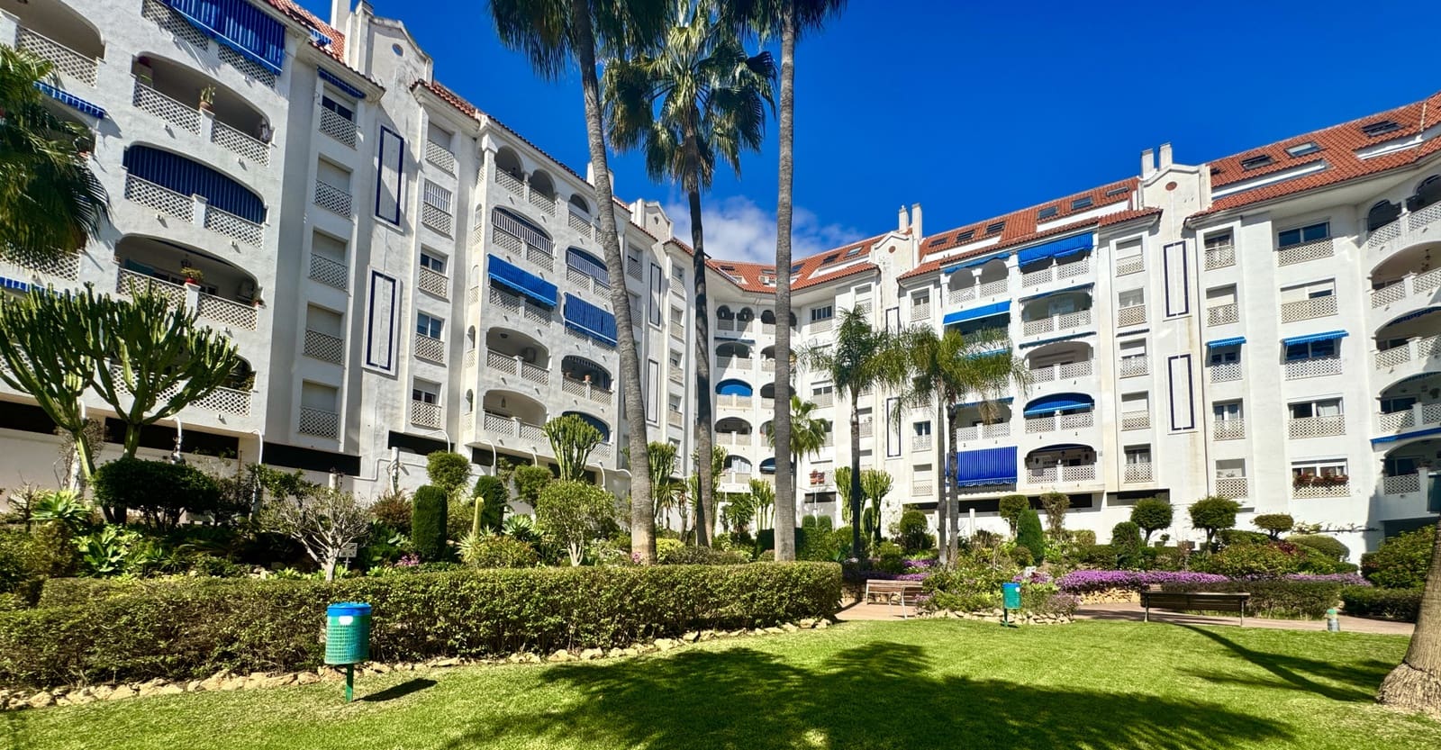 2 bedroom Apartment for sale in San Pedro de Alcantara with pool - € 275,000 (Ref: 9666183)