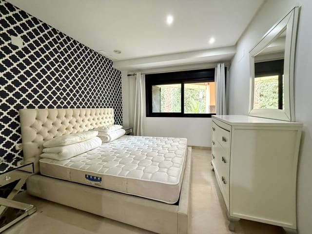 2 soveværelse Lejlighed til salg i Puerto Banus, Marbella med swimmingpool garage - € 665.000 (Ref: 9770388)