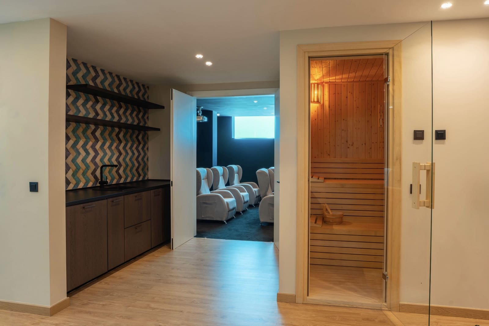 9 bedroom Villa for holiday rental in New Golden Mile with pool garage - € 25,000 (Ref: 9790838)