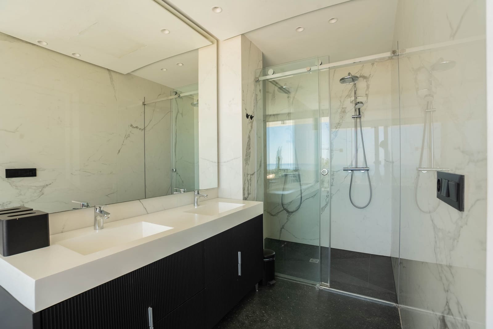 9 bedroom Villa for holiday rental in New Golden Mile with pool garage - € 25,000 (Ref: 9790838)