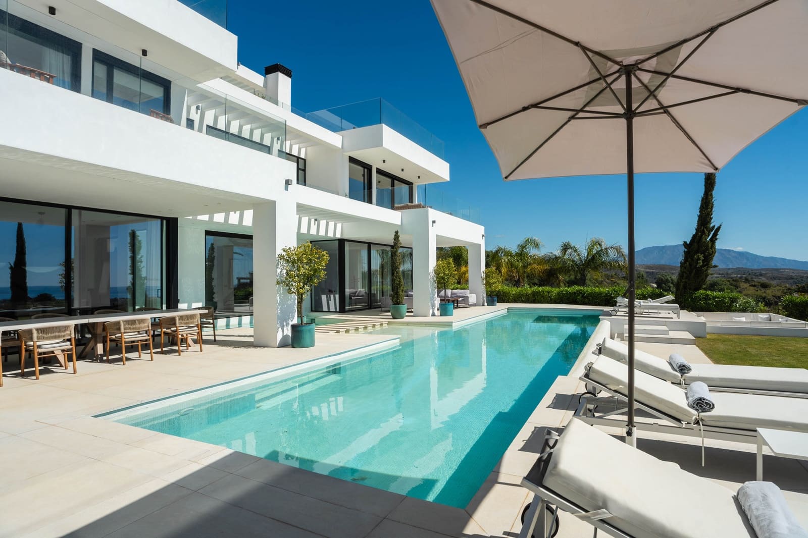 9 bedroom Villa for holiday rental in New Golden Mile with pool garage - € 25,000 (Ref: 9790838)