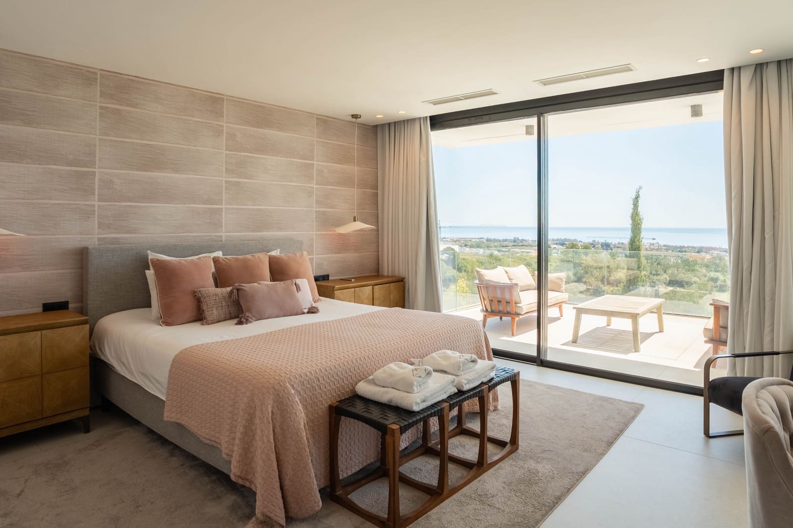 9 bedroom Villa for holiday rental in New Golden Mile with pool garage - € 25,000 (Ref: 9790838)