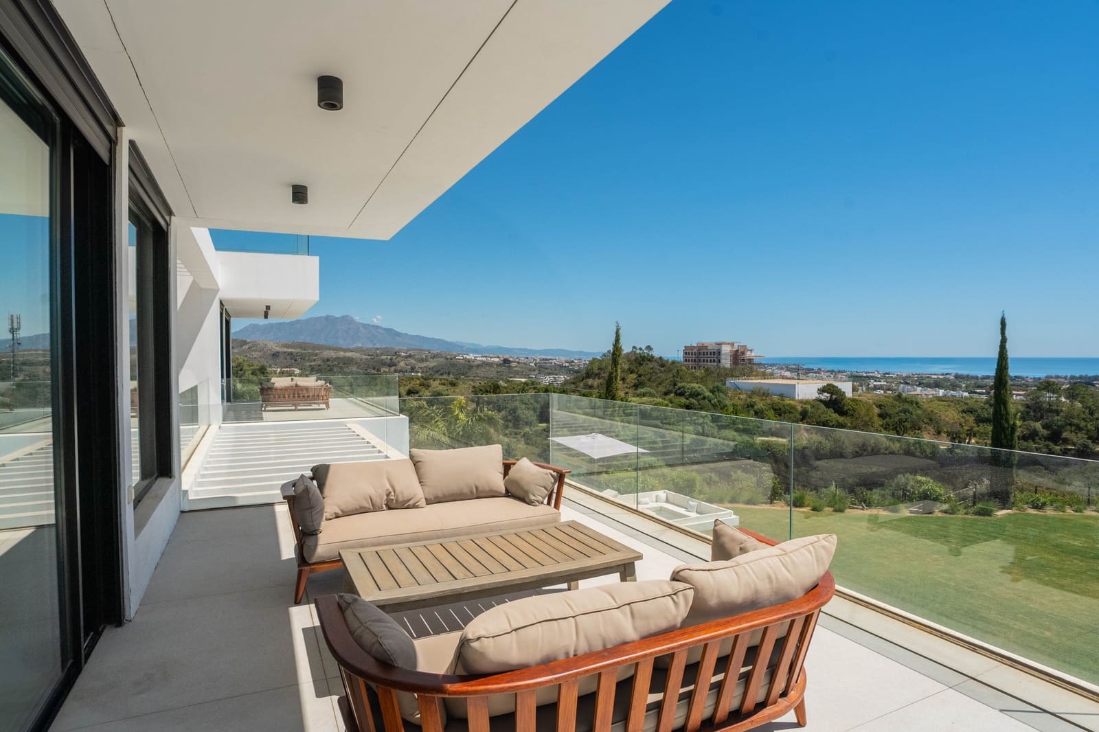 9 bedroom Villa for holiday rental in New Golden Mile with pool garage - € 25,000 (Ref: 9790838)