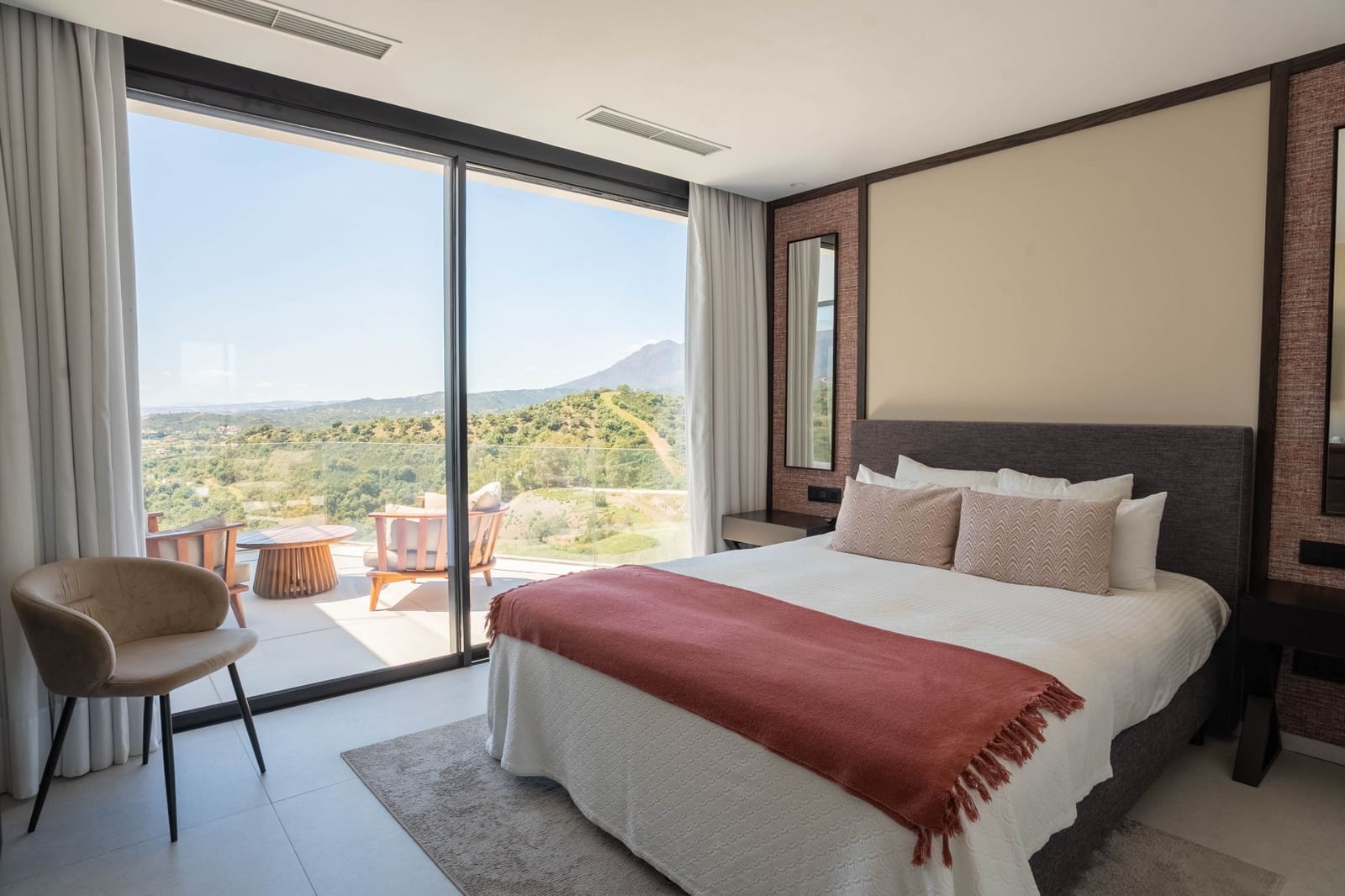 9 bedroom Villa for holiday rental in New Golden Mile with pool garage - € 25,000 (Ref: 9790838)