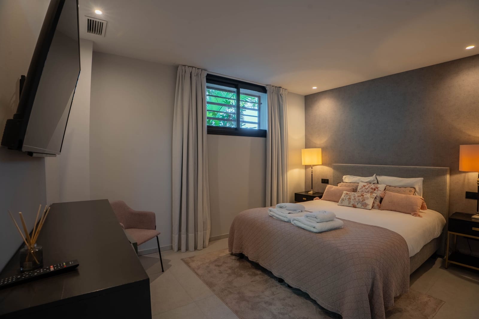 9 bedroom Villa for holiday rental in New Golden Mile with pool garage - € 25,000 (Ref: 9790838)