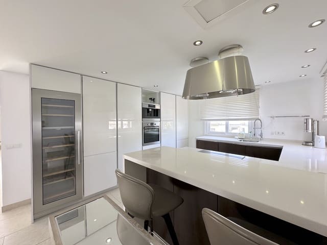 3 sypialnia Penthouse na sprzedaż w El Velerín, Estepona z basenem - 1 850 000 € (Ref: 9794352)