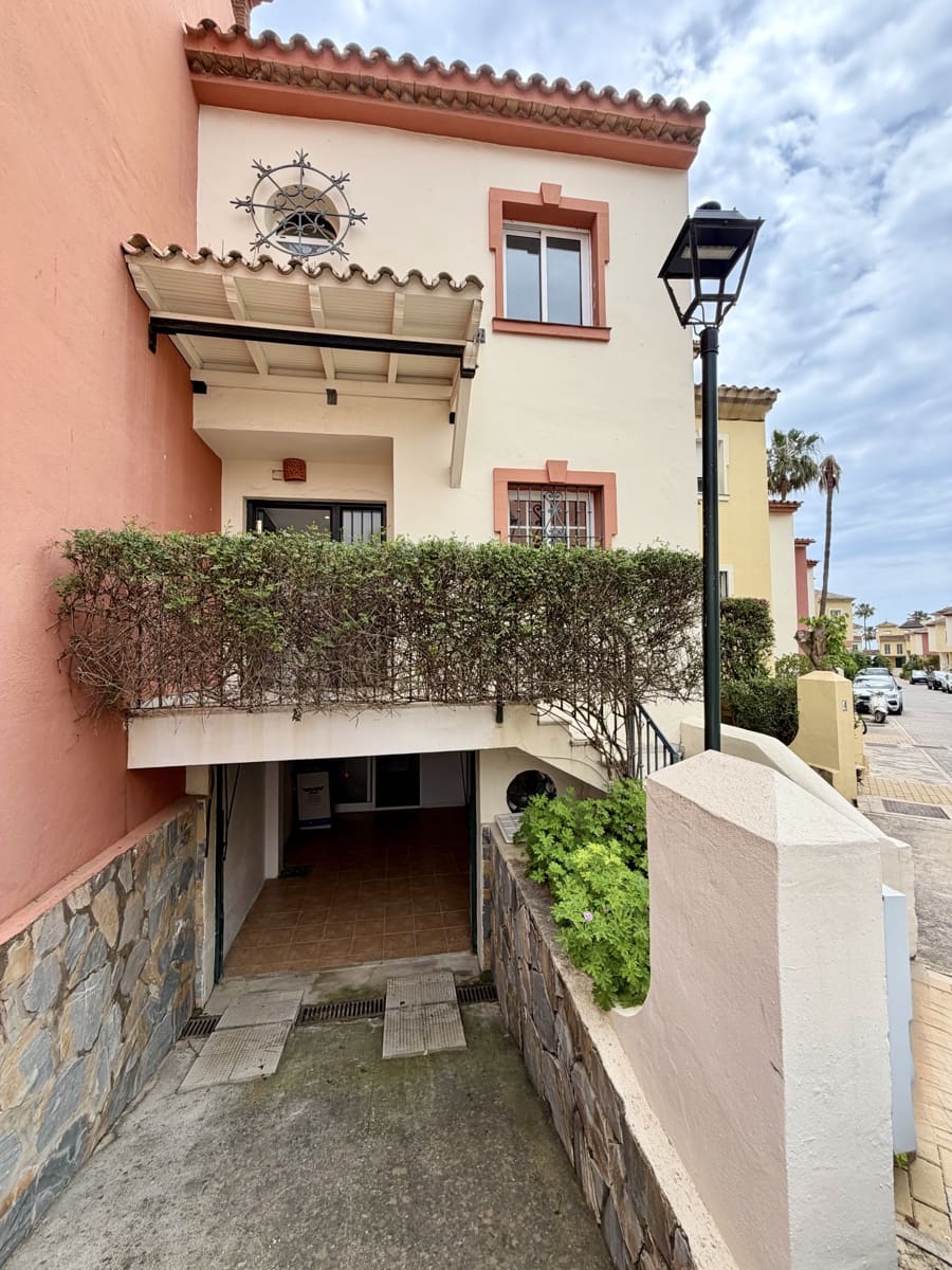 2 bedroom Townhouse for sale in Estepona with pool garage - € 699,000 (Ref: 9811395)