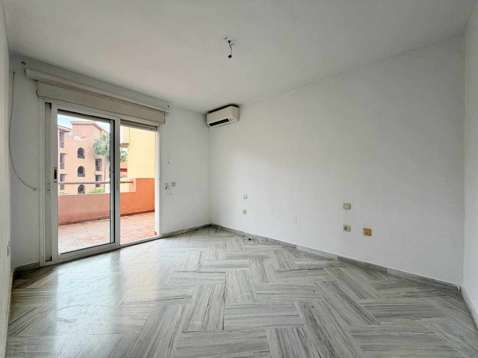 2 bedroom Townhouse for sale in Estepona with pool garage - € 699,000 (Ref: 9811395)