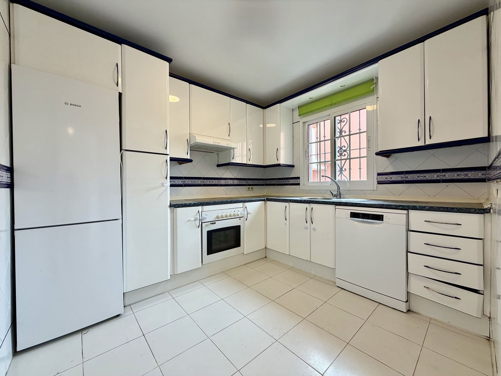 2 bedroom Townhouse for sale in Estepona with pool garage - € 699,000 (Ref: 9811395)
