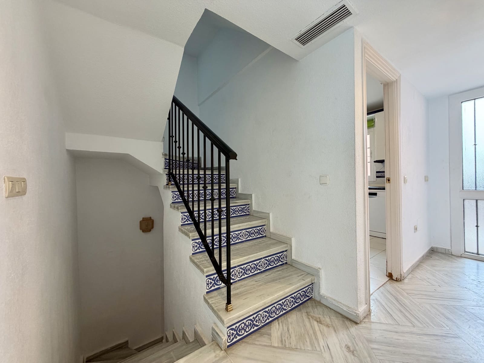 2 bedroom Townhouse for sale in Estepona with pool garage - € 699,000 (Ref: 9811395)