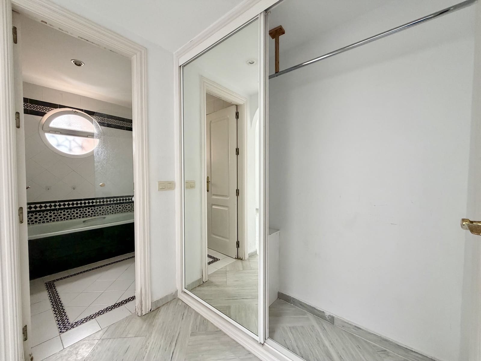 2 bedroom Townhouse for sale in Estepona with pool garage - € 699,000 (Ref: 9811395)
