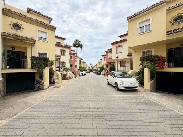 2 bedroom Townhouse for sale in Estepona with pool garage - € 699,000 (Ref: 9811395)