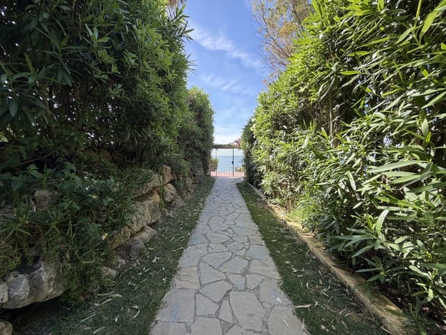 2 soverom Hus til salgs i Kempinski, Estepona med svømmebasseng garasje - € 699 000 (Ref: 9811395)