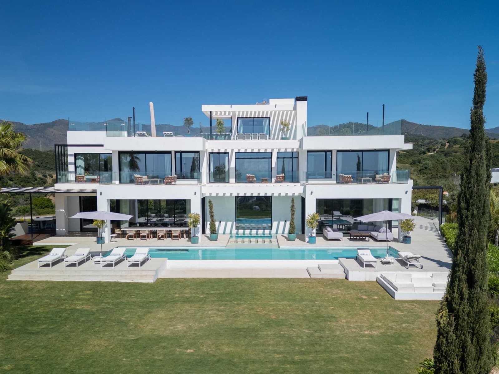 Chalet de 9 habitaciones en Estepona en venta con piscina garaje - 12.000.000 € (Ref: 9815718)
