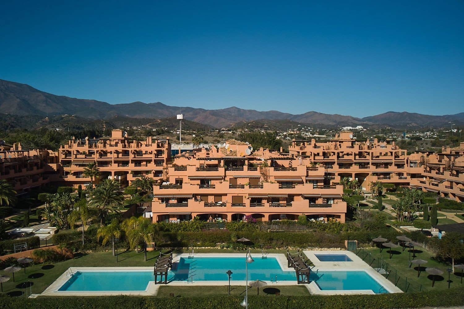 Penthouse de 3 chambres à louer à Estepona avec piscine garage - 3 100 € (Ref: 9817841)