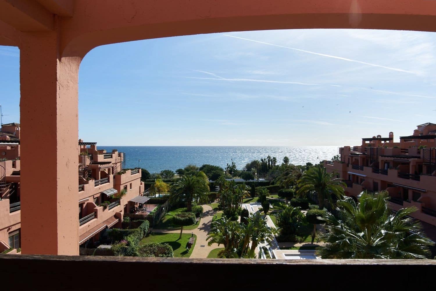 Penthouse de 3 chambres à louer à Estepona avec piscine garage - 3 100 € (Ref: 9817841)