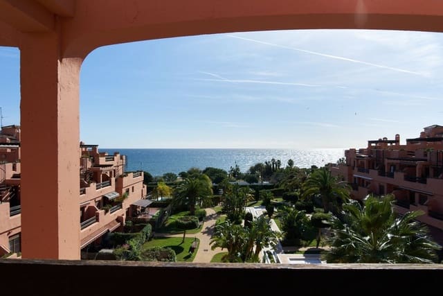 Penthouse de 3 chambres à louer à Zona de Punta Plata, Estepona avec piscine garage - 3 100 € (Ref: 9817841)