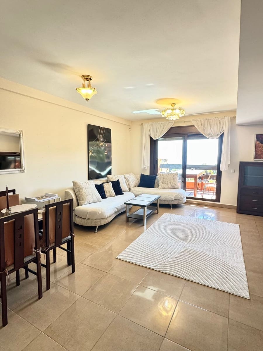 Penthouse de 3 chambres à louer à Estepona avec piscine garage - 3 100 € (Ref: 9817841)