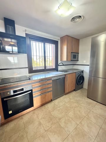 Penthouse de 3 chambres à louer à Zona de Punta Plata, Estepona avec piscine garage - 3 100 € (Ref: 9817841)