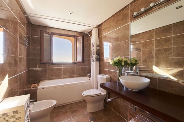 Penthouse de 3 chambres à louer à Zona de Punta Plata, Estepona avec piscine garage - 3 100 € (Ref: 9817841)