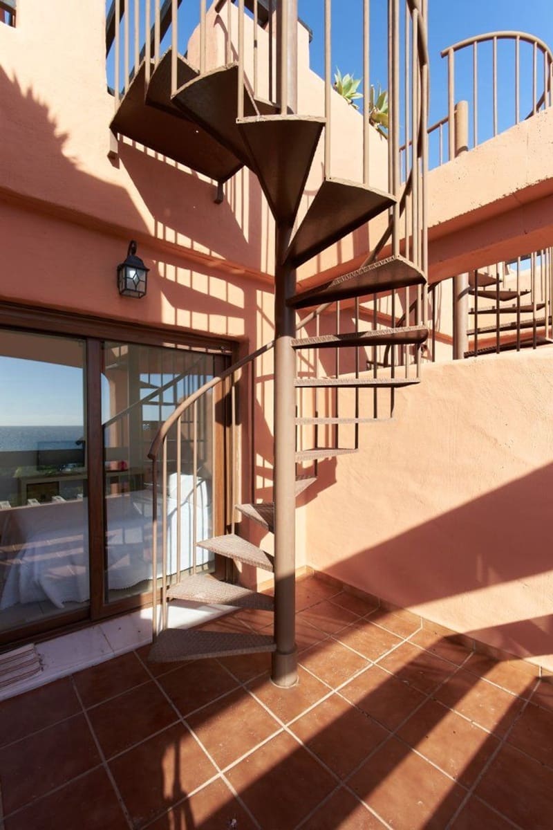 Penthouse de 3 chambres à louer à Estepona avec piscine garage - 3 100 € (Ref: 9817841)
