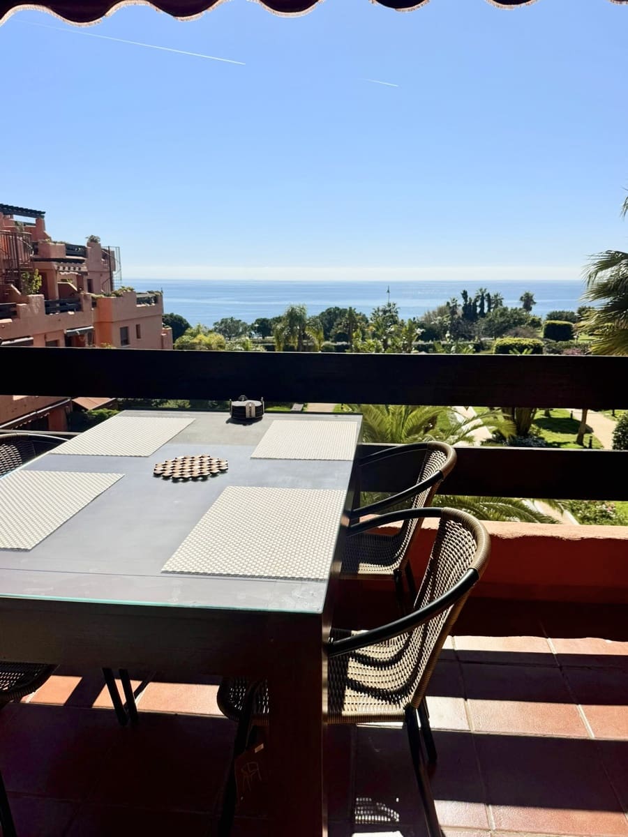Penthouse de 3 chambres à louer à Estepona avec piscine garage - 3 100 € (Ref: 9817841)