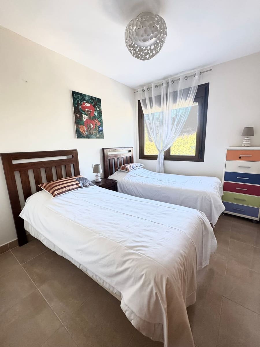 Penthouse de 3 chambres à louer à Estepona avec piscine garage - 3 100 € (Ref: 9817841)