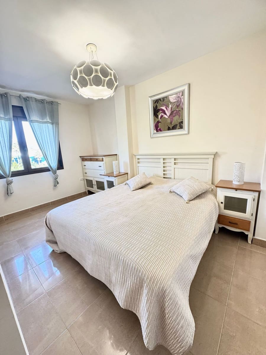 Penthouse de 3 chambres à louer à Estepona avec piscine garage - 3 100 € (Ref: 9817841)