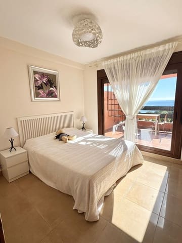 Penthouse de 3 chambres à louer à Zona de Punta Plata, Estepona avec piscine garage - 3 100 € (Ref: 9817841)