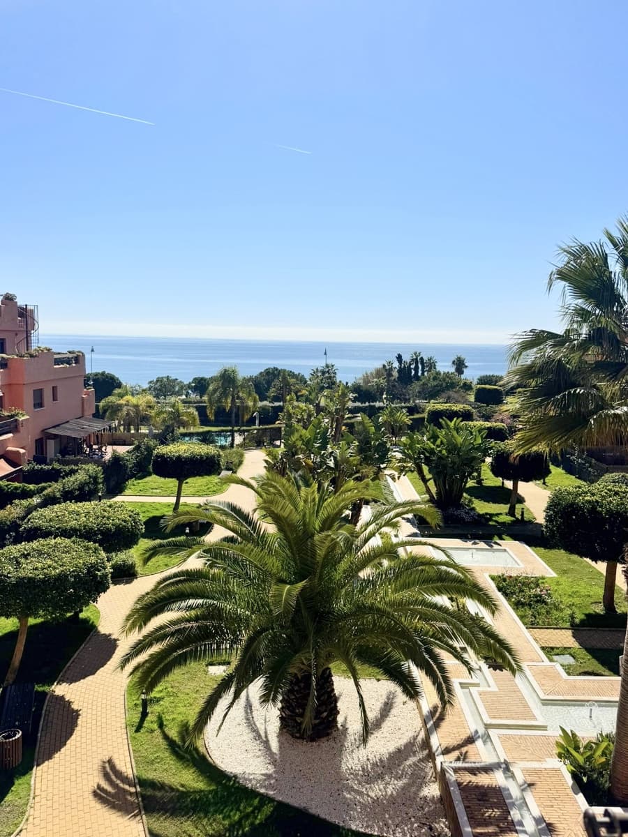 Penthouse de 3 chambres à louer à Estepona avec piscine garage - 3 100 € (Ref: 9817841)