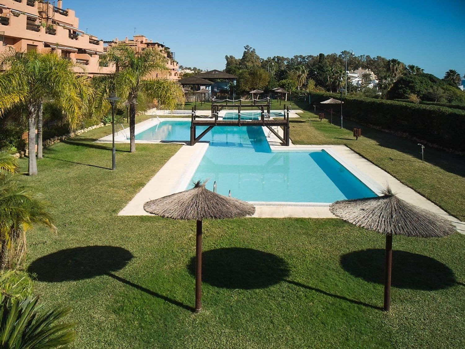 Penthouse de 3 chambres à louer à Estepona avec piscine garage - 3 100 € (Ref: 9817841)
