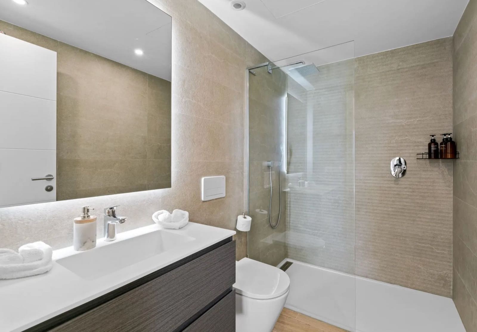 2 quarto Apartamento para arrendar em Casares com piscina garagem - 1 500 € (Ref: 9817842)