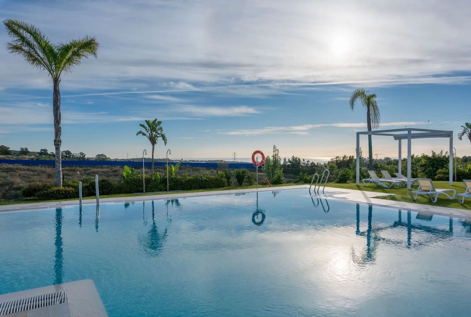 2 quarto Apartamento para arrendar em Casares com piscina garagem - 1 500 € (Ref: 9817842)