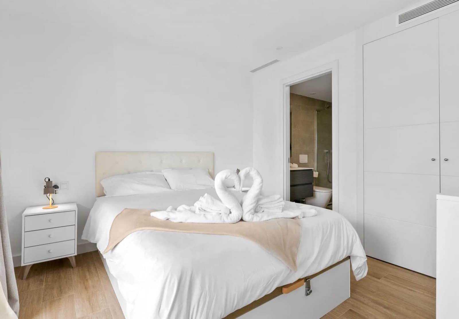 2 quarto Apartamento para arrendar em Casares com piscina garagem - 1 500 € (Ref: 9817842)