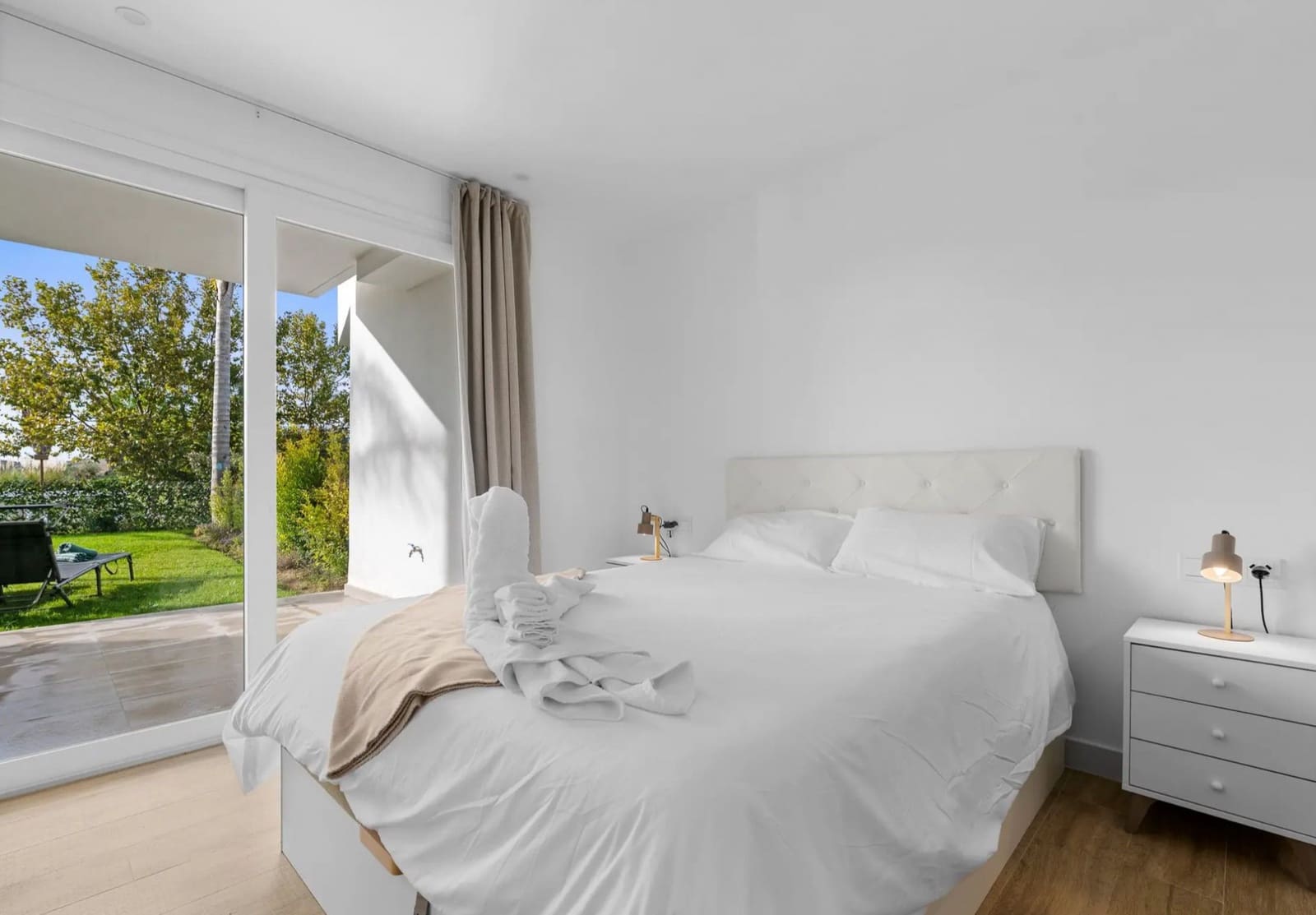 2 quarto Apartamento para arrendar em Casares com piscina garagem - 1 500 € (Ref: 9817842)