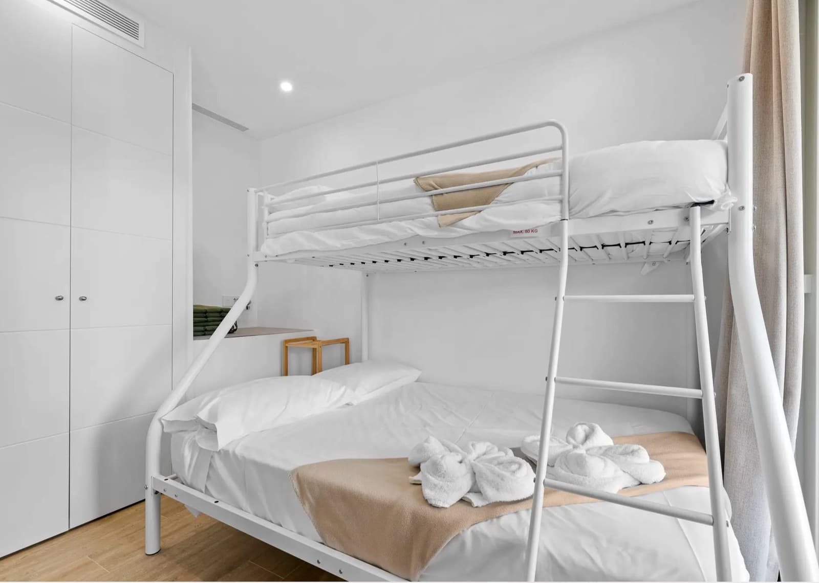 2 quarto Apartamento para arrendar em Casares com piscina garagem - 1 500 € (Ref: 9817842)
