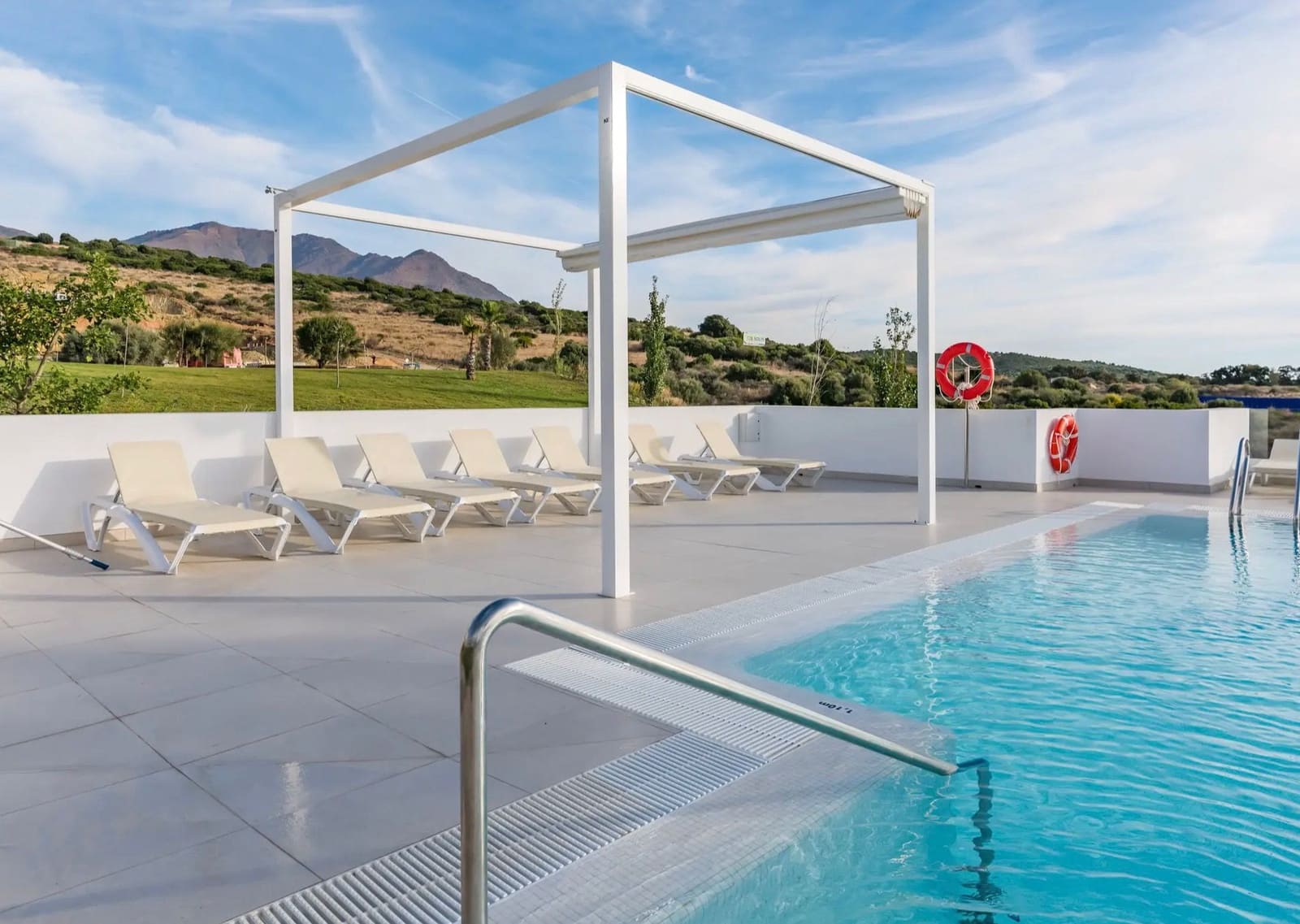 2 quarto Apartamento para arrendar em Casares com piscina garagem - 1 500 € (Ref: 9817842)
