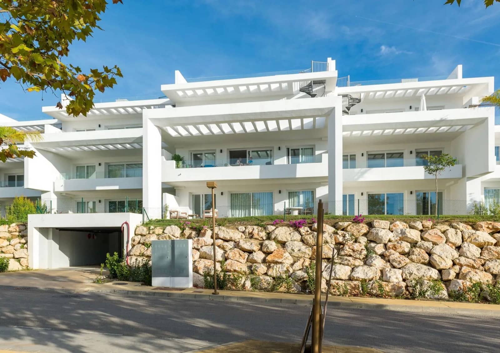 2 quarto Apartamento para arrendar em Casares com piscina garagem - 1 500 € (Ref: 9817842)