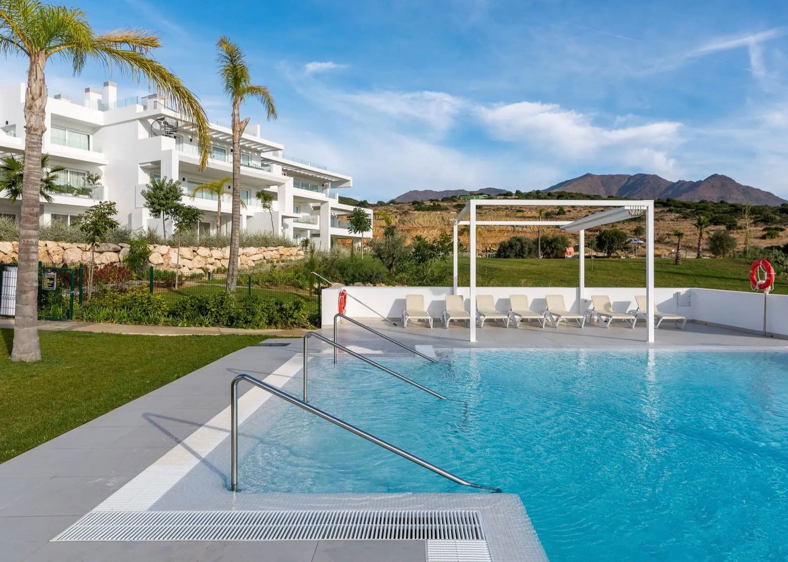 2 quarto Apartamento para arrendar em Casares com piscina garagem - 1 500 € (Ref: 9817842)