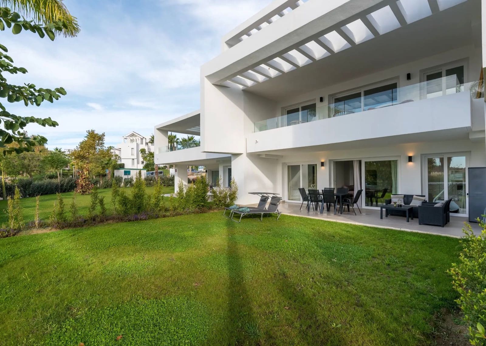 2 quarto Apartamento para arrendar em Casares com piscina garagem - 1 500 € (Ref: 9817842)