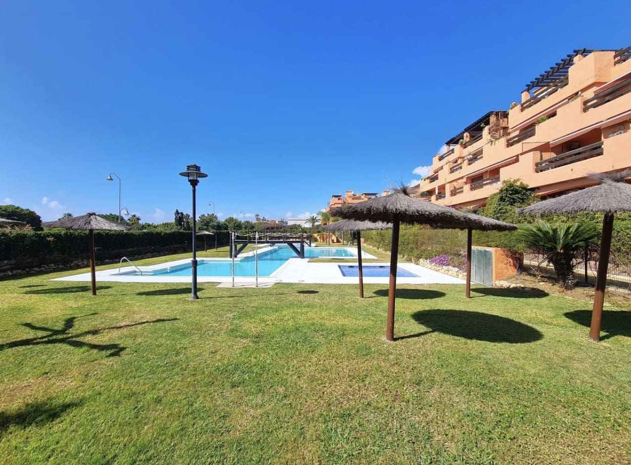 1 chambre Appartement à vendre à Estepona avec piscine garage - 319 000 € (Ref: 9849200)