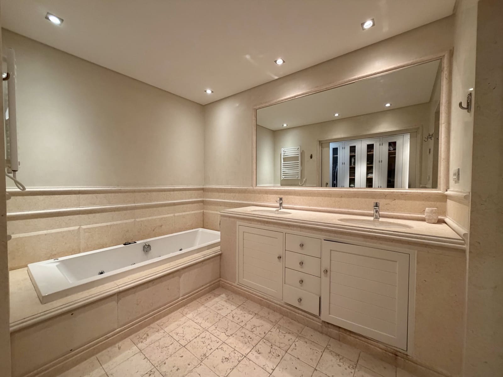 2 soveværelse Lejlighed til salg i Estepona med swimmingpool garage - € 1.350.000 (Ref: 9947430)