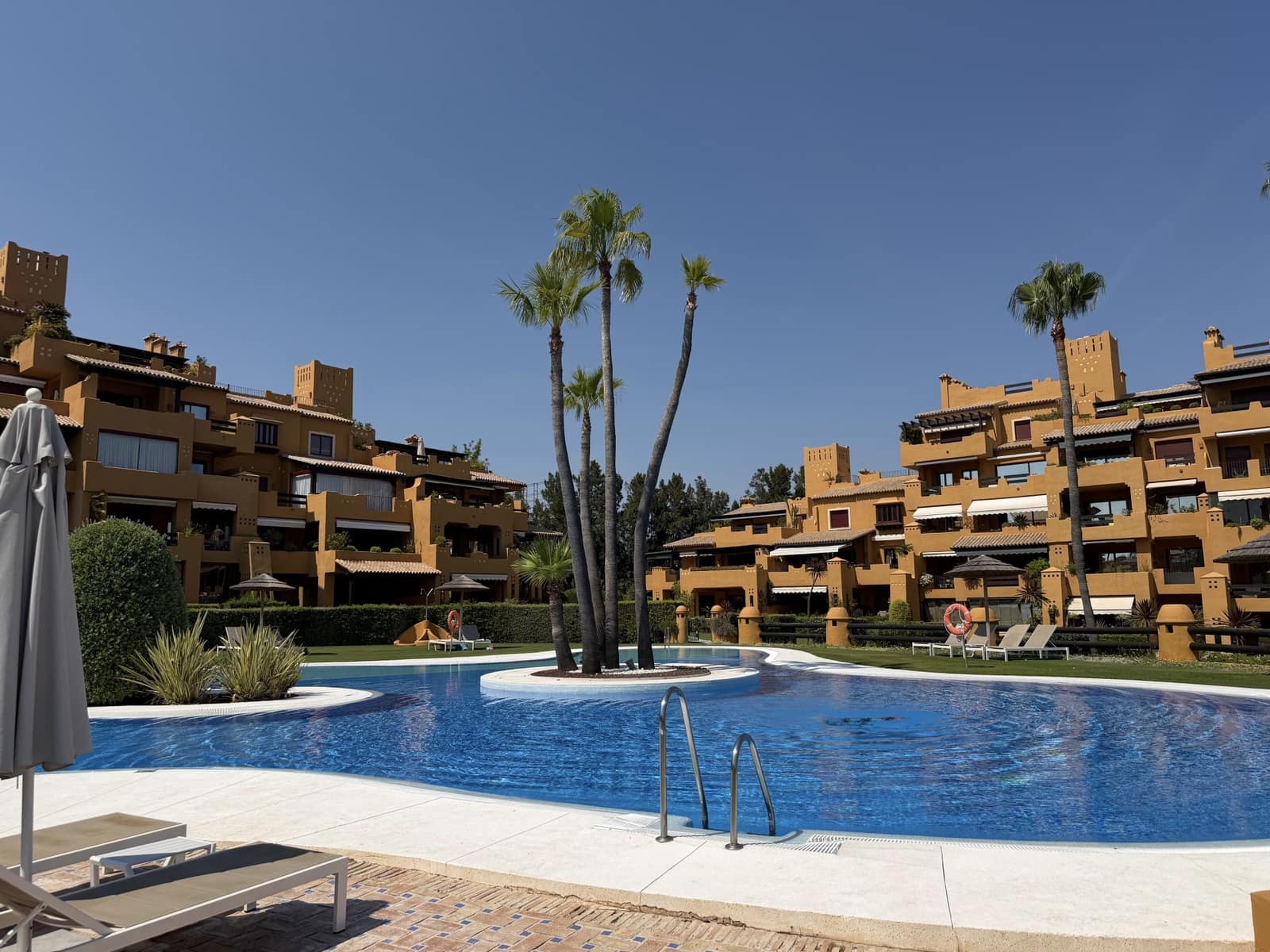 2 soveværelse Lejlighed til salg i Estepona med swimmingpool garage - € 1.350.000 (Ref: 9947430)