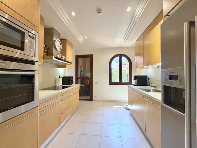 2 Zimmer Apartment zu verkaufen in Estepona mit Pool Garage - 1.250.000 € (Ref: 9953881)