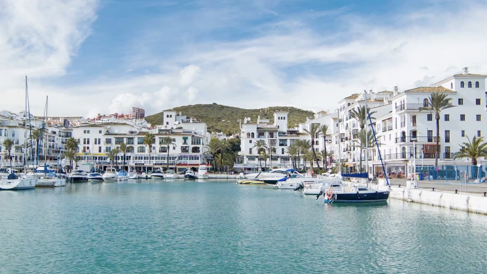 2 bedroom Apartment for rent in Manilva with pool garage - € 2,000 (Ref: 9966302)